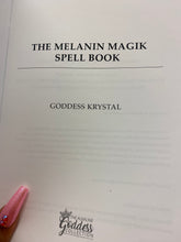 Cargar imagen en el visor de la galería, El libro de hechizos de Melanin Magik en rústica